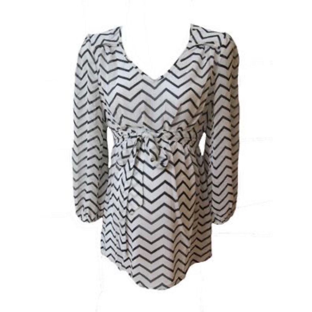 Sassy Maternity | White Zig-Zag Pattern Blouse! ✨